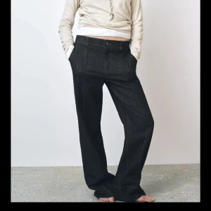 Jeans Zara mörkblå  - Mörkblåa jeans från Zara, slutsålda på hemsidan. Aldrig använda, prislappen är kvar. Säljer då jag ej hann returnera. Bra längd på mig som är 1,70. 