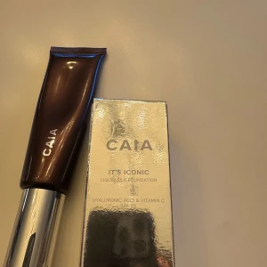 CAIA  - Säljer en CAIA It's Iconic Liquid Silk Foundation oöppnad i nyansen 3N. Den innehåller hyaluronsyra och vitamin C, samt har SPF 20. Perfekt för en jämn och strålande hudton.                                       Bronzer i färgen havana endast testad och förpackning till den kommer med.                     