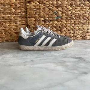 Adidas gazelle skor  - Skick: 6/10, skorna har skavanker och är i ett begangnat skick   Märke: Adidas  Storlek: 42,5  Färg: Blå ✅Tar även byten på allt 