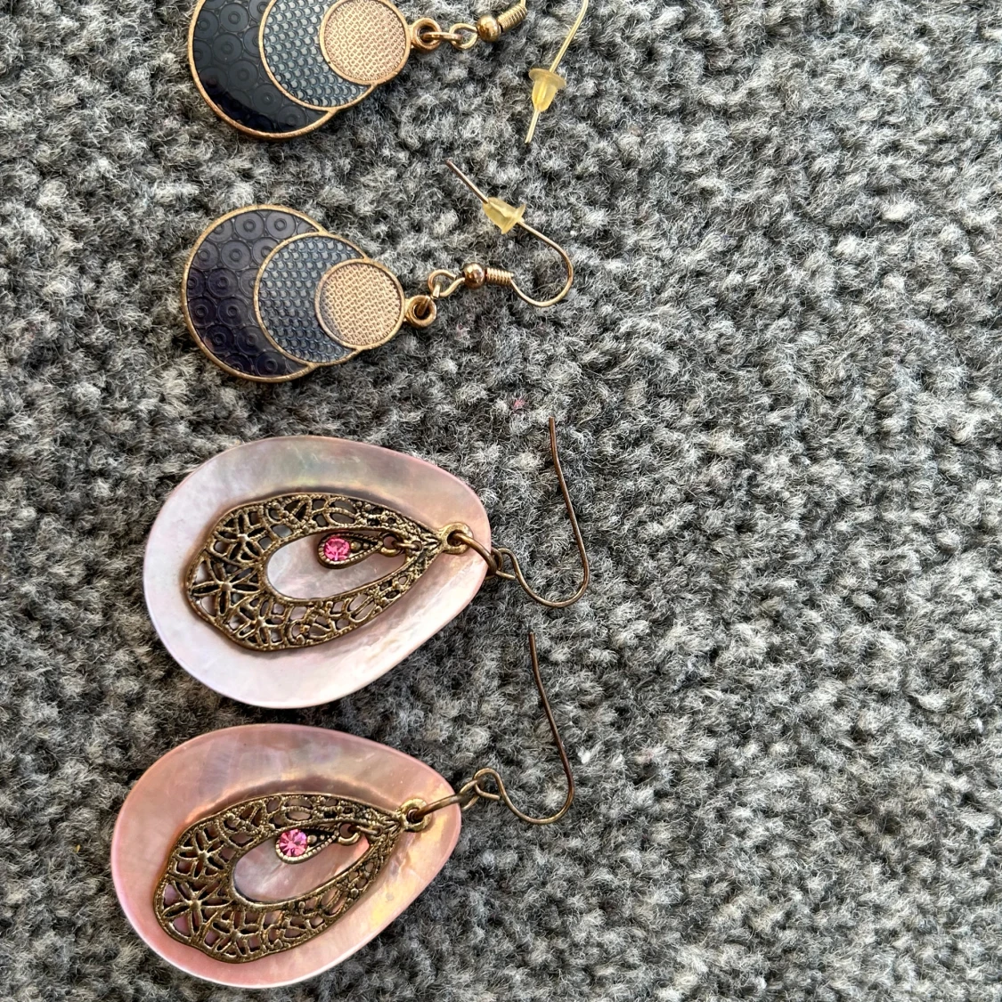 Två par örhängen i olika stilar - 1