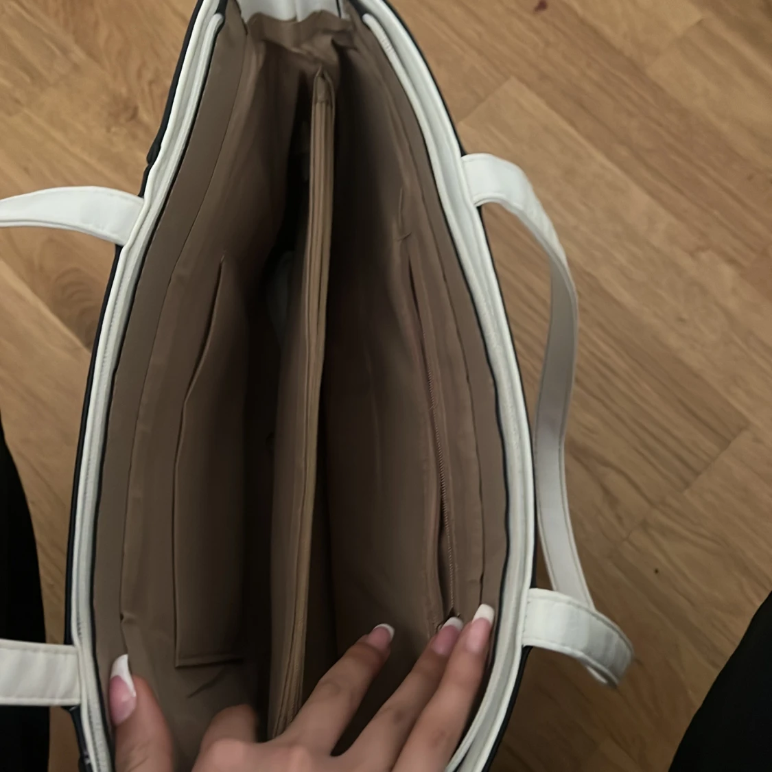 Vit axelväska med dragkedjor - 1