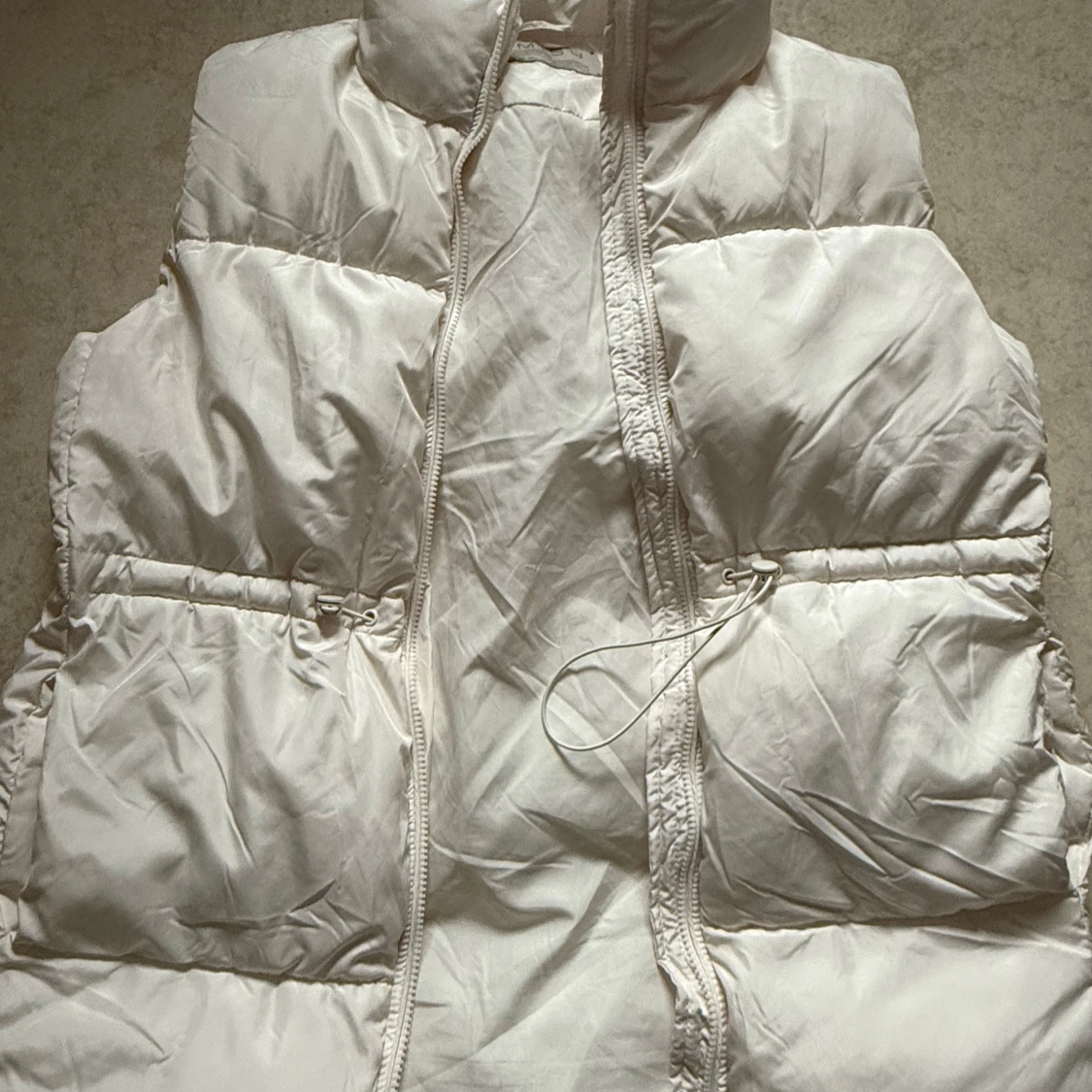 Vit dunväst från Amisu