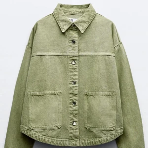 Grön jeansjacka Zara - Säljer min gröna jeans jacka från Zara, passar bra till sommar/vår. Skriv för bilder 💕