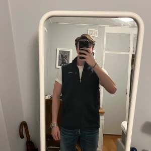 Svart fleeceväst från Patagonia - Säljer en svart fleeceväst från Patagonia i storlek M. Västen är riktigt skön och passar perfekt för lager-på-lager under kyligare dagar. Den har inga defekter någonstans för att jag har använt den försiktigt. Nypris var runt 1600kr.