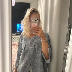 Blå och vit jacka från SusyMix - Säljer en stilren blå och vit jacka från SusyMix. Jackan har ett diskret mönster och är långärmad med en lös passform. Perfekt för en avslappnad look. Aldrig använd