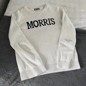 Morris Stickad Tröja - Säljer denna fina Morris tröja som passar storlek S. Tröjan är i mycket fint skick och har inga defekter!