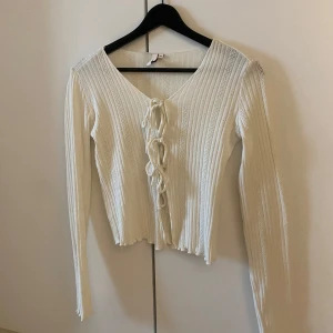 Vit ribbad tröja med snörning - Tröja med snörning i väldigt fint skick!
