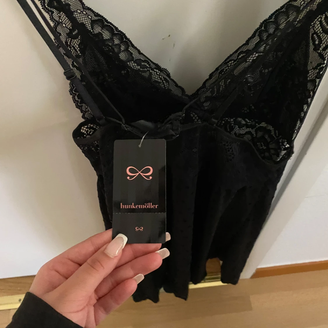 Svart spetnattlinne med prickigt mönster. Aldrig använd och prislappen är kvar.  - 4