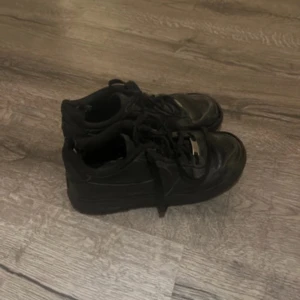 Nike air skor  - Skorna är använda men funkar. Som man ser på dom sista bilderna är skorna söndriga i bak och i fram som man kan fixa därför jag lagt priset på skorna väldigt lågt 