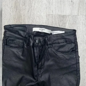 Skinny jeans - Säljer dessa skinny jeans i storlek XS. Köpt på vero Moda för ett tag sedan. Säljs för 45kr+frakt. Perfekt att ha till fester. Vid intresse är det bara att höra av sig 🌺