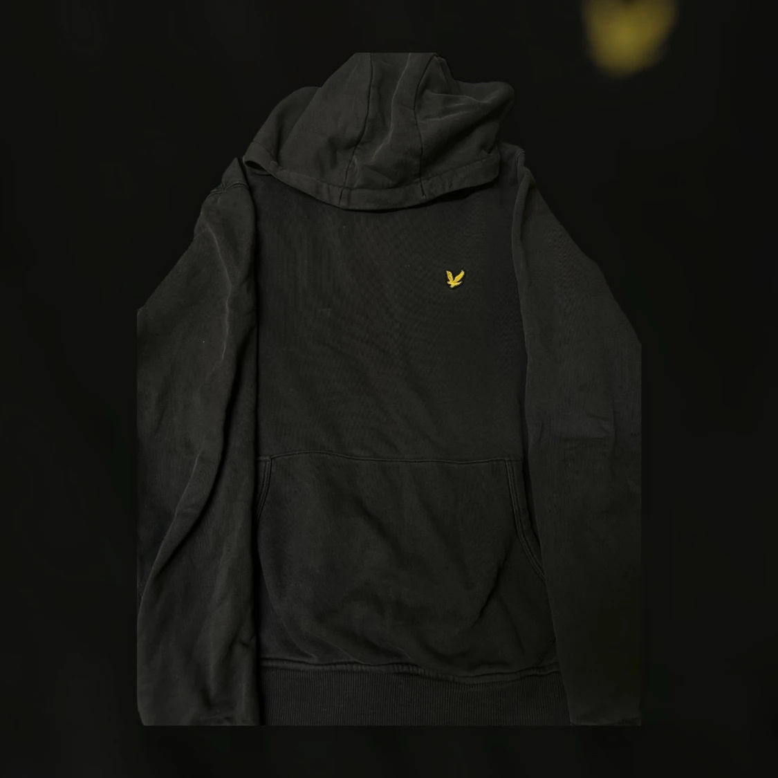 Svart hoodie från Lyle & Scott