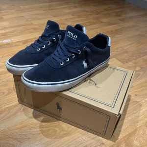  Polo Ralph Lauren skor - Säljer mina Polo raulph lauren. I storlek 43 Skriv ifall ni vill ha mer bilder, pris kan diskuteras🤗