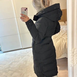 Rock and blue jacka xs - Säljer min älskade r&b jacka då den är för liten för mig i modellen lizzie coat som inte längre säljs. Storlek XS men kan också passa XXS, två innerfickor med dragkedja och går också att göra jackan tajtare inifrån. Pälskragen ingår men inget jag använt så den är så gott som ny.  Finns att hämta i Rissne eller få den skickad. Priset kan diskuteras om den köpes snarast.