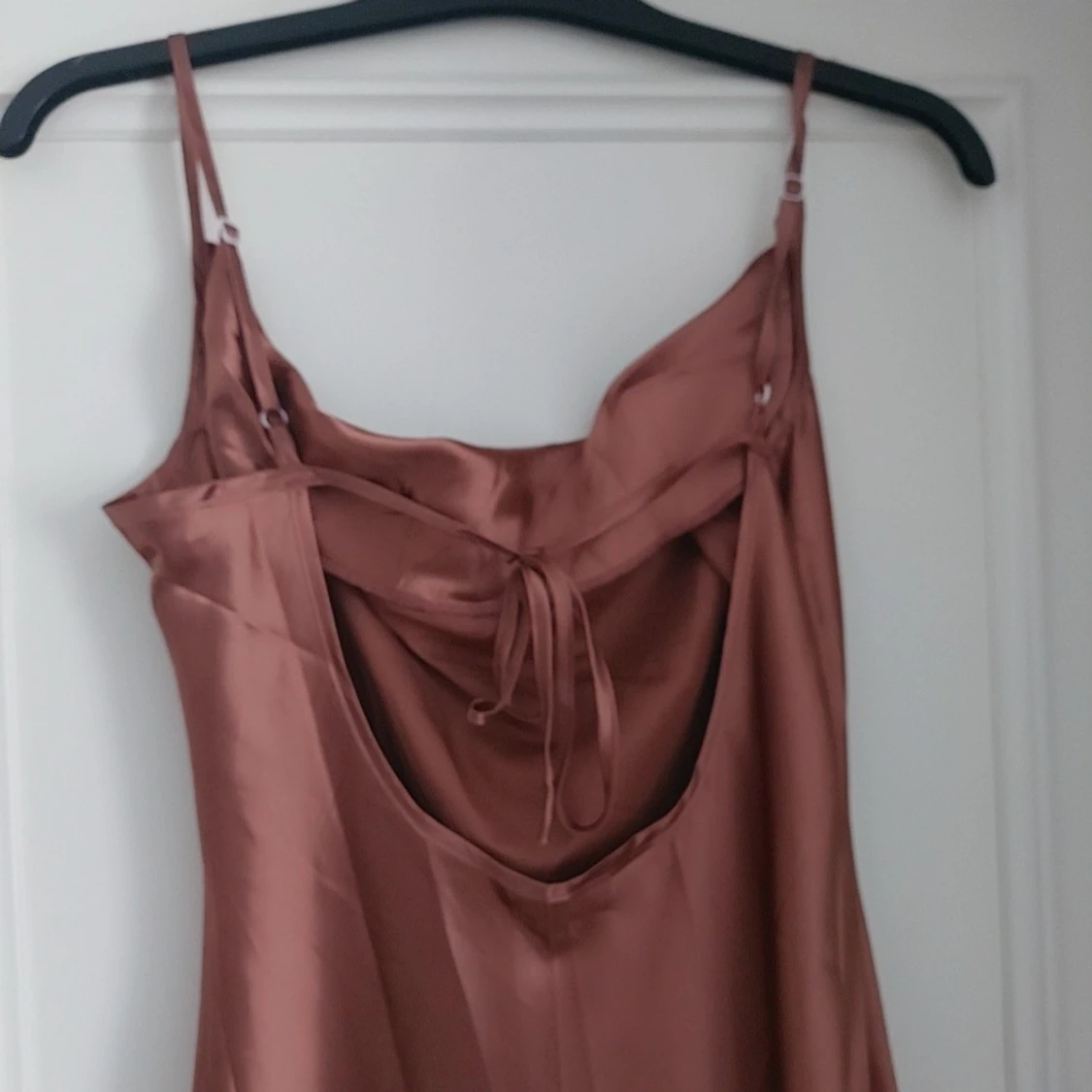 Brun långklänning i satin - 4