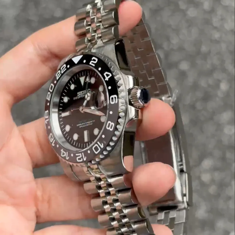 Nu är denna Seiko GMT ”Bruce Wayne” mod färdigbyggd och till salu. (Custom-made.) Klockan har Seikos automatiska NH35A-urverk. Glaset är av safir och repas inte. Diametern är 40 mm. Klocklåda och verktygs-kit ingår. Övriga frågor? DM!. Asusteet.