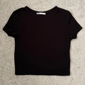 Svart t shirt - Säljer en svart t shirt ifrån zara (samma modell som den randiga på min sida) mjukt och skönt material. Storlek S, använd fåtal gånger.Pris går att diskuteras, för fler bilder eller frågor skriv privat💕