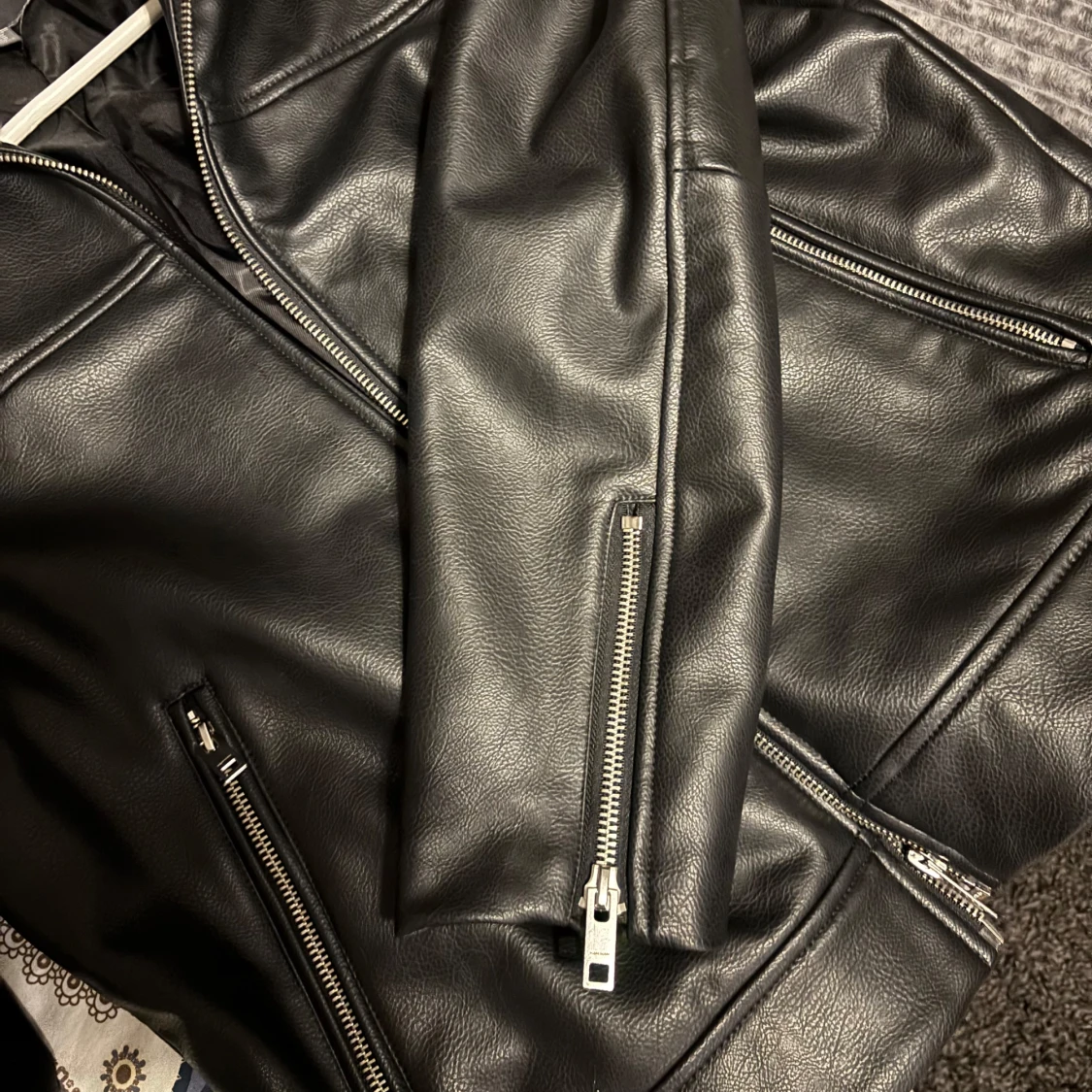 Svart skinnjacka med dragkedjor - 3