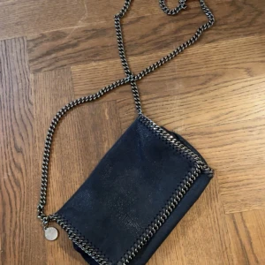 FALABELLA STELLA MCCARTNEY - Så snygg väska ifrån Stella McCartney. ÄKTA! Köpt på Vestaire för ca 1 år sedan o använt men inte längre lika mycket. Inga problem eller märken på användning, kommer levererat i original dustbag och box.