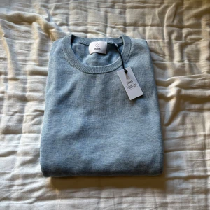 Bläck Sweatshirt  - Snygg ljusblå sweatshirt från Bläck! Tröjan är sprillans ny med lappar och påse kvar! Passar dig omkring 185cm🌟