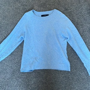 Ljusblå stickad tröja från Vero Moda - Säljer en ljusblå stickad tröja från Vero Moda. Tröjan har en rund halsringning och långa ärmar med ribbade muddar vid ärmslut och nederkant. Perfekt för en mysig och stilren look. 💙