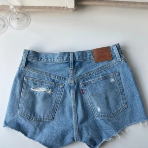 Blå jeansshorts från Levi's - Snygga blå jeansshorts från Levi's med slitna detaljer❤️ Säljer ett par till i ljusblått🫶🏼