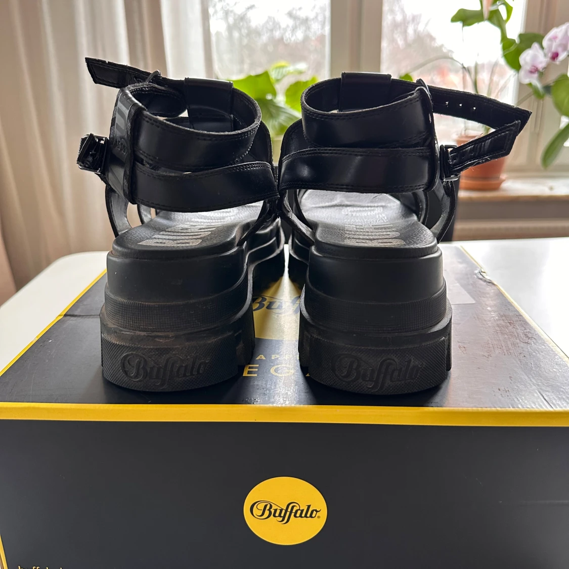 Svarta sandaler från Buffalo - 3