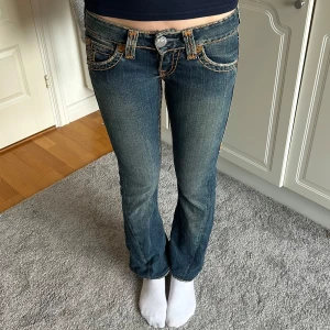 True religion jeans  - True religion low waist bootcut jeans. Storlek 25 Midjemått: 36 cm innerbenslängd: 70 cm 