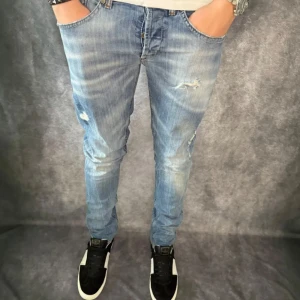 Dondup Jeans - Säljer ett par fräscha jeans från dondup. Jeansen är i bra skick utan defekter. Såklart äkta, kan gå ner i pris vid snabb affär! Jeansen passar dig som är runt 185-195