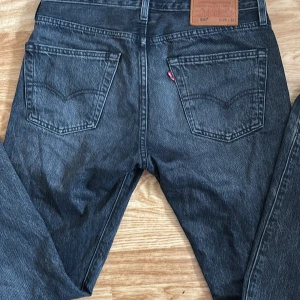 Svarta Levis 501 jeans - Snygga svarta Levis 501 jeans med klassisk design och raka ben. Perfekta för en stilren look.