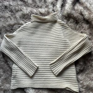 Beige ribbad tröja från BikBok - Säljer en beige ribbad tröja från BikBok. 