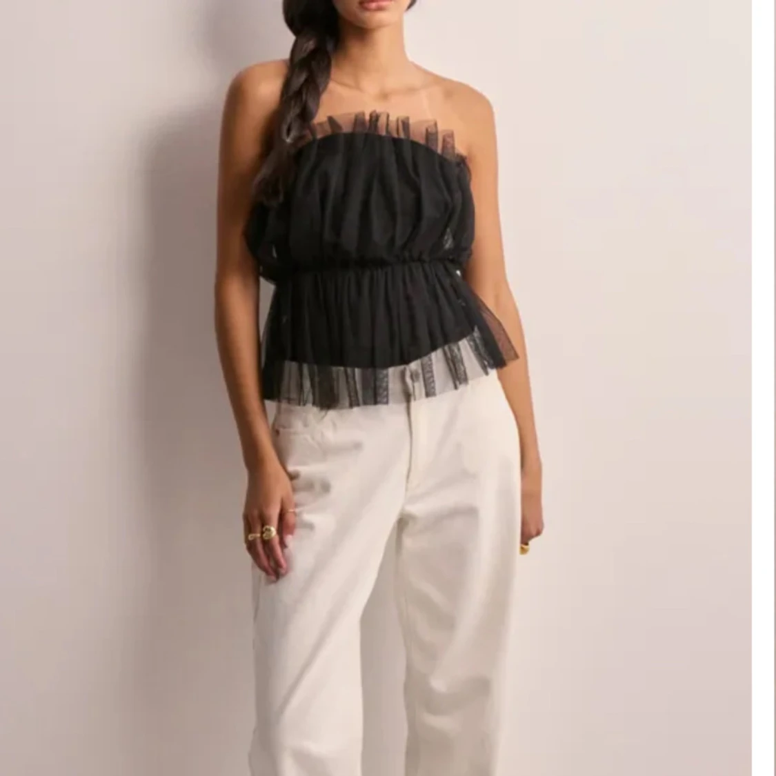 Svart axelbandslös topp med volang - 1