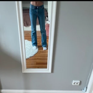 Blå bootcut jeans - Snygga blå bootcut jeans med medelhög midja i jätte bra skick 💗från weekday i storlek w25 l32