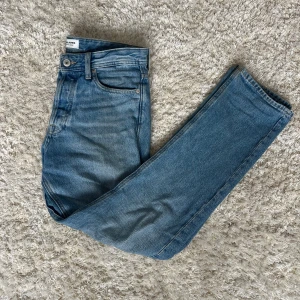 Jeans - Ett par jeans från Jack&Jones i modellen chris. Storlek 29 32. Det finns en liten defekt som ses på bild 3 men inget som märks jättemycket