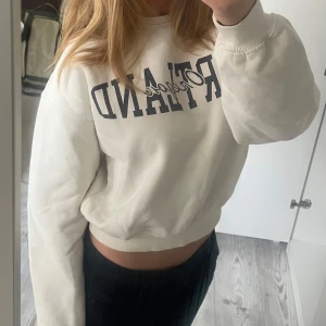 Vit sweatshirt med Portland - tryck  - Säljer en vit sweatshirt från Bik Bok. Har kommit till användning, men är i gott skick! 💖