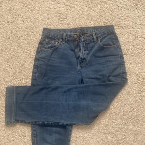 mörkblå jeans - Säljer ett par klassiska blå jeans från Wrangler med snygg bakficka