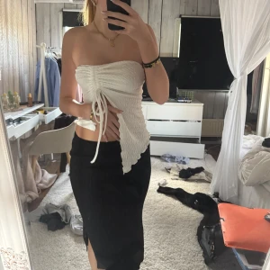 Svart ribbad midkjol - Svart ribbad midkjol från na-kd