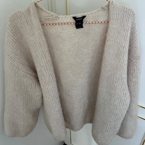 ✨Stickad kofta✨ - Stickad trendig kofta från Lindex i fint skick💖