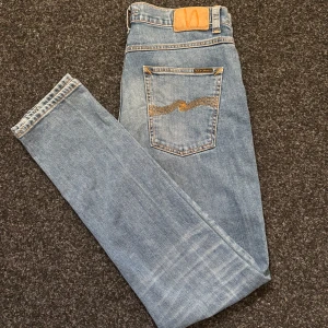 Nudie lean dean - Nudie jeans i mycket bra skick som jag inte använt så mycket sedan köp, slim passform enligt bilder. Modell ca två 187 lång, storlek 33/32. Hör av dig vid minsta fundering!