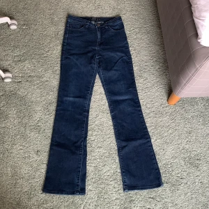 Mörkblå bootcut jeans - Mörkblå bootcut jeans i storlek 28. Innerbenslängd: 79 cm