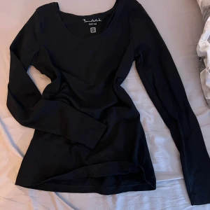 Svart långärmad tröja från Bondelid - Säljer en stilren svart långärmad tröja från Bondelid. Perfekt basplagg med rund halsringning, tillverkad i mjukt material för en bekväm passform. Passar utmärkt till både jeans och kjol. 🖤