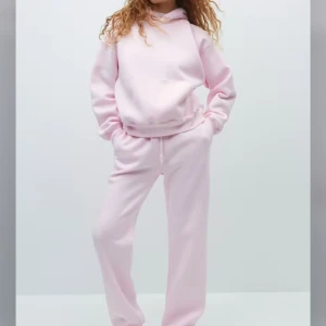 Ljusrosa sett - Säljer en mysig ljusrosa hoddie och mjukisbyxor med en klassisk design. Den är i jätte fint skick 