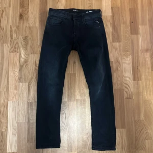 Svarta Replay Jeans - W28 L30 | Grymt skick och knappt använda | Modellen är Grover | Nypris: 1500kr Mitt pris: 699kr | Kan tänka mig att sälja för 600 vid snabb affär | Skriv till mig om ni har några frågor eller funderingar 😊