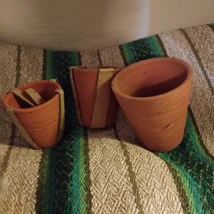 Terrakotta krukor - Säljer tre charmiga terrakotta krukor i olika storlekar. Perfekta för små växter eller som dekorativa inslag i hemmet. De har en rustik och naturlig look som passar bra både inomhus och utomhus.