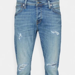 Jack and jones jeans slim med slitningar - Jack and jones jeans slim/glenn med slitningar nästan helt nya köpte dessa på zalando för nån månad sen men inte använt för de var för korta har kvittot