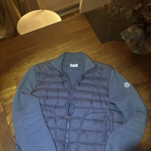Grå cardigan från Moncler - Snygg grå cardigan från Moncler. Perfekt för våren/hösten dagar. Storlek 1