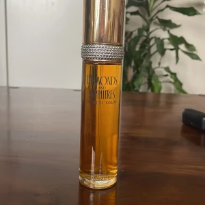 Diamonds and Sapphires parfym av Elizabeth Taylor - Diamonds and Sapphires parfym av Elizabeth Taylor. Elegant parfymflaska med gyllene lock och glittrande detaljer. 