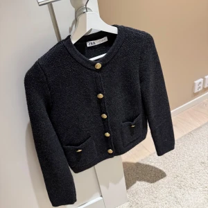 Kofta zara - Fin kofta ifrån zara, mörkgrå färg med guldknappar 💫använd ett fåtal ggr, dock en mask som gått upp vid ena ärmen men går att fixa 🤍inga andra defekter 