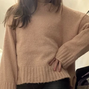 Rosa stickad tröja - Mysig superfin rosa stickad tröja med långa ärmar och ribbade detaljer vid ärmslut och nederkant. Andra bilden ger bäst bild på hur tröjan ser ut i färgen. 💕