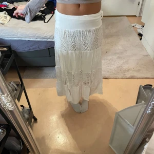 Lång kjol - Säljer min långa vita sommar kjol som jag köppte utomlands, är lite kort på mig(168) därför säljer jag vidare den, perfekt till sommaren och semestern. 