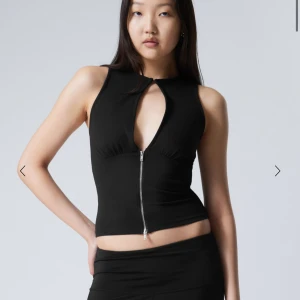 Svart ärmlös topp från Weekday - Snygg svart ärmlös topp från Weekday med dragkedja framtill och en stilren design. Perfekt för en trendig look. Har aldrig använt den ❤️